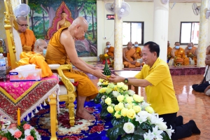 ร่วมทำบุญตักบาตในโครงการบรรพชาอุปสมบท เฉลิมพระเกียรติพระบาทสมเด็จพระเจ้าอยู่หัว เนื่องในโอกาสมหามงคล เฉลิมพระชนมพรรษา 6 รอบ และร่วมงานหล่อเทียนเข้าพรรษา ณ วัดสังฆคณาราม ตำบลกลางใหญ่